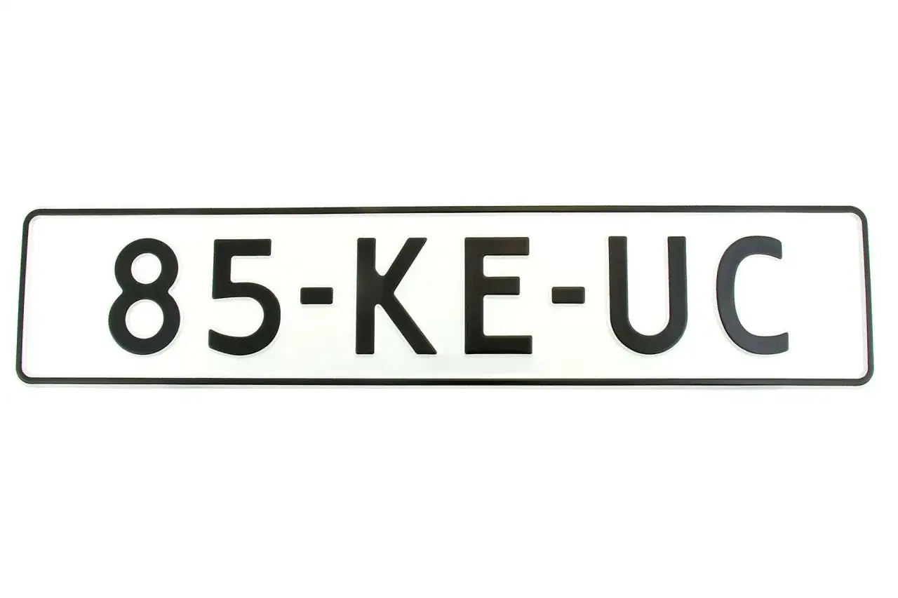 Tablica rejestracyjna z numerem 85-KE-UC. To ważny dokument, który pozwala na identyfikację pojazdu.