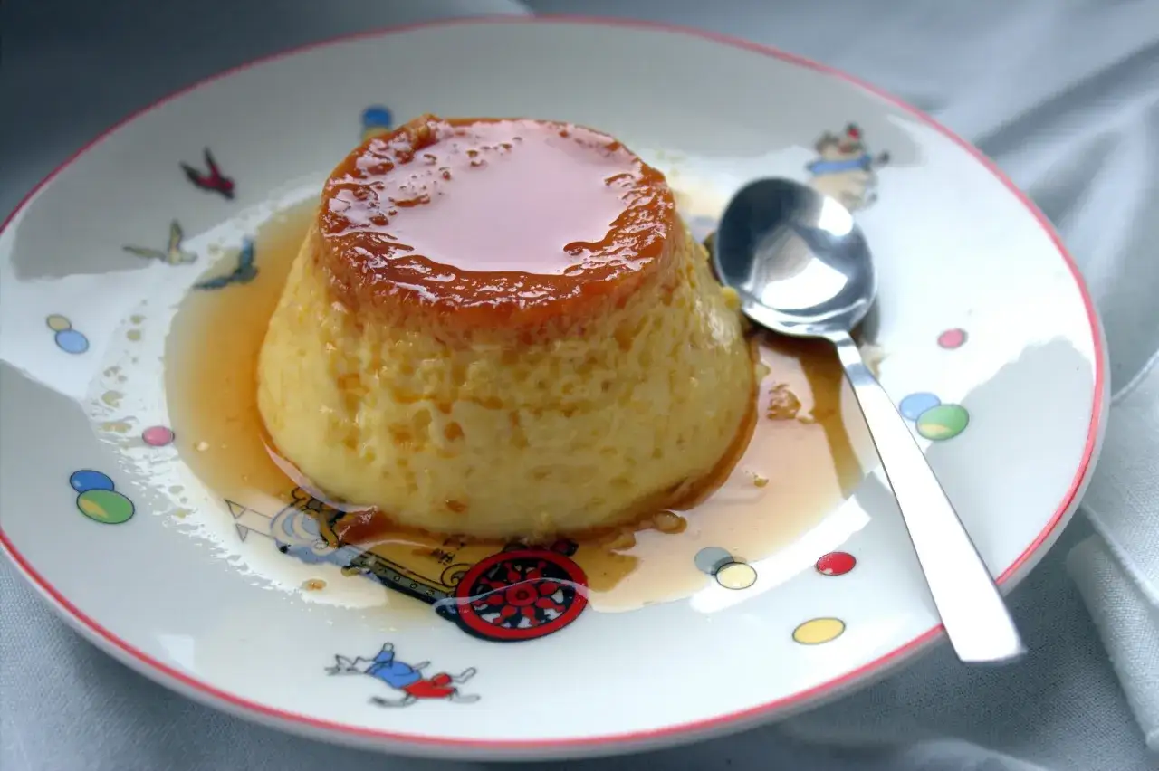 Delicioso flan de huevo casero, listo para disfrutar. Una receta clásica que nunca falla.