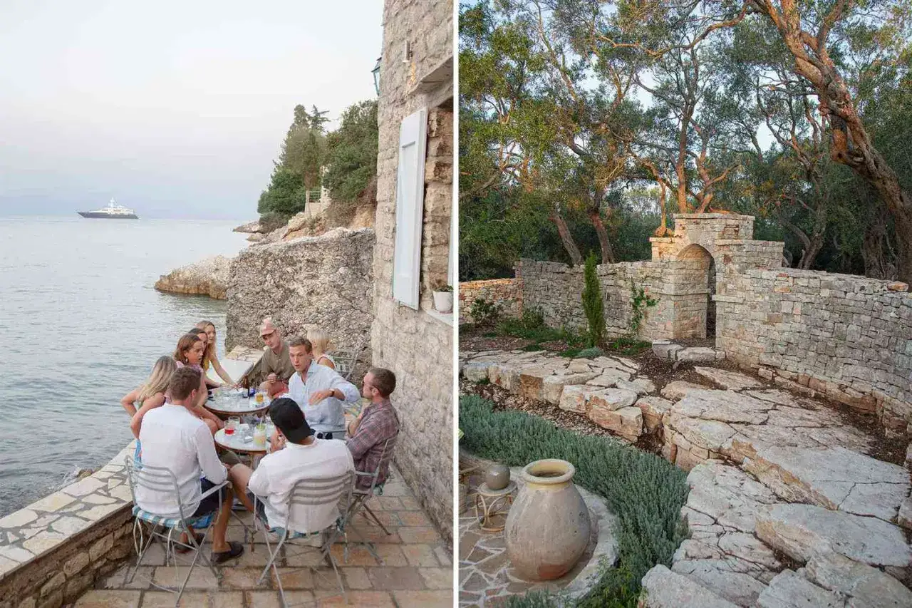 Grupa przyjaciół cieszy się wakacjami na Paxos, pijąc przy stoliku nad morzem. Obok kamienny łuk i ogród.