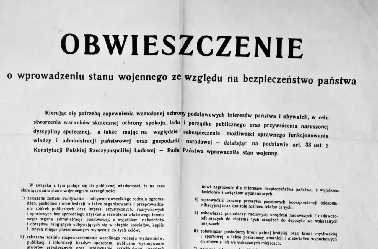 Obwieszczenie o wprowadzeniu stanu wojennego. Dokument informuje o ograniczeniach i zakazach obowiązujących w tym czasie.