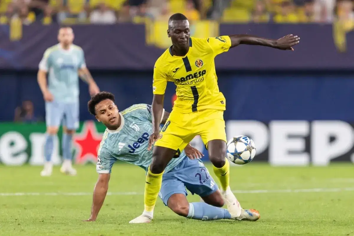Villarreal – zawodnicy w akcji. Piłkarz w żółtej koszulce walczy o piłkę z przeciwnikiem.