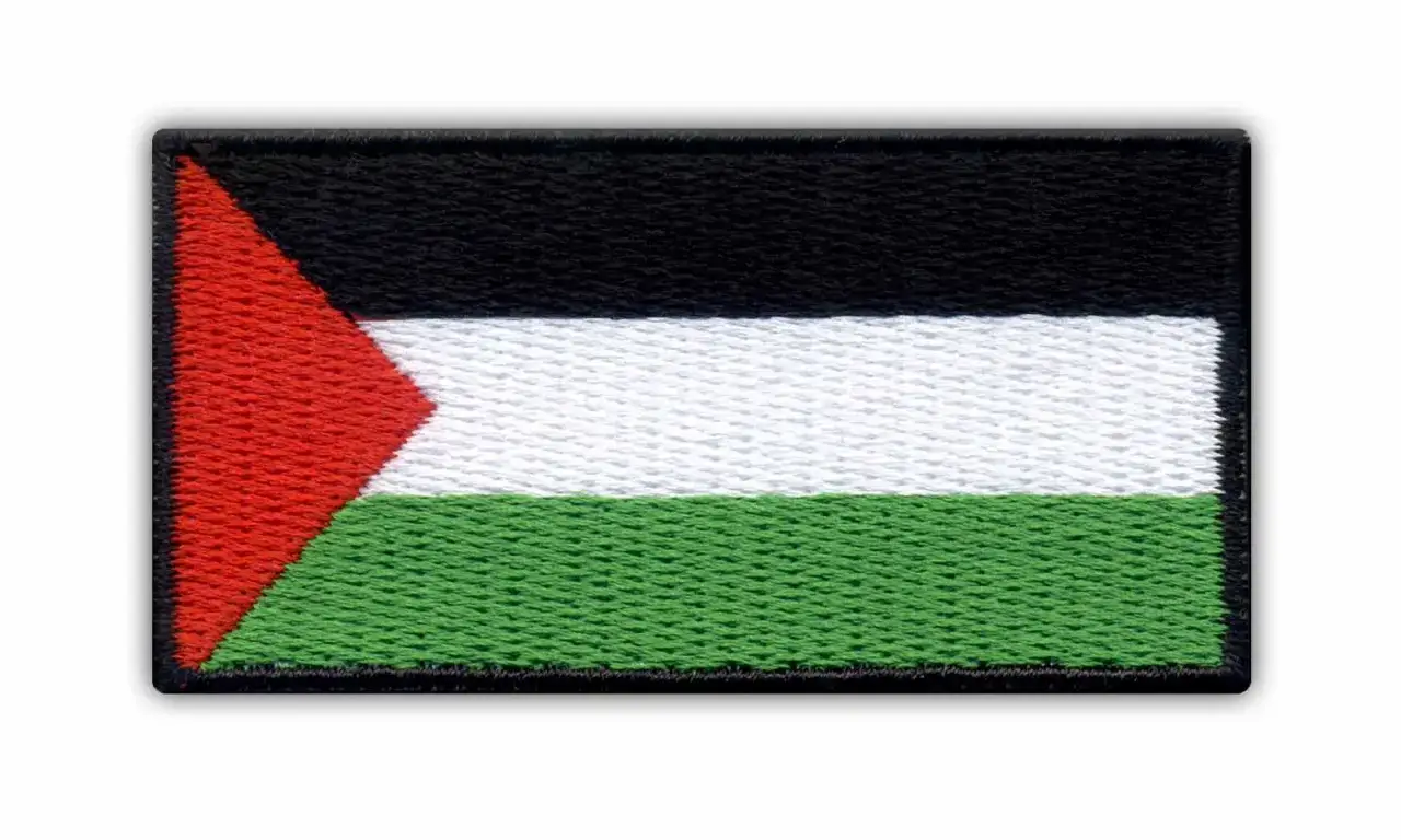 Naszywka z flagą Palestyny: czarny, biały i zielony pas poziomy, z czerwonym trójkątem po lewej stronie.