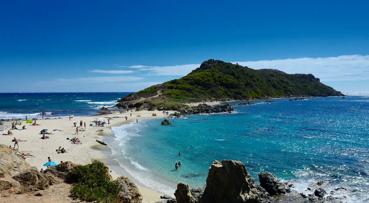 Traumhafte Bucht mit t&uuml;rkisfarbenem Wasser und Menschen am Strand. Ein versteckter Ort, der zu den cote d'azur geheimtipps geh&ouml;rt.