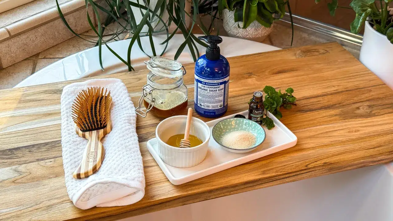 Domowy peeling do skóry głowy z miodem, cukrem i olejkiem miętowym. Przygotowanie do odświeżającego zabiegu.