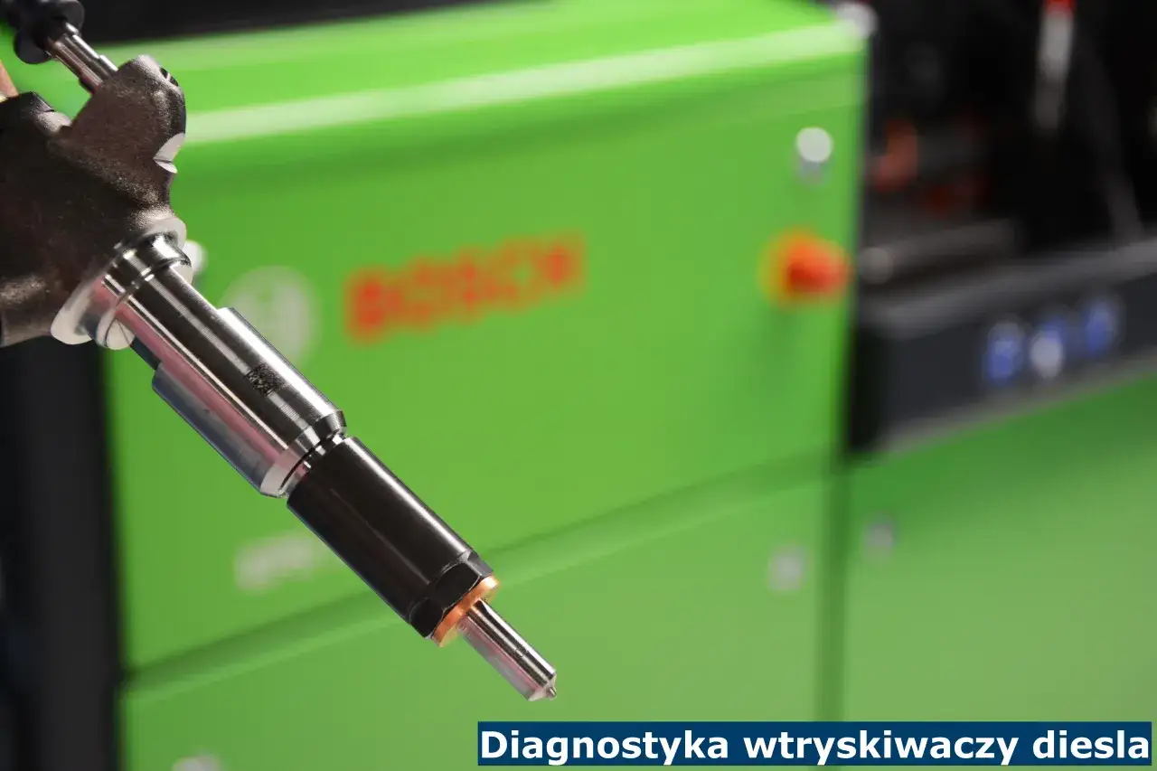 Wtryskiwacz diesla na tle zielonego urządzenia diagnostycznego. Może to być przyczyną nierównej pracy silnika diesel.