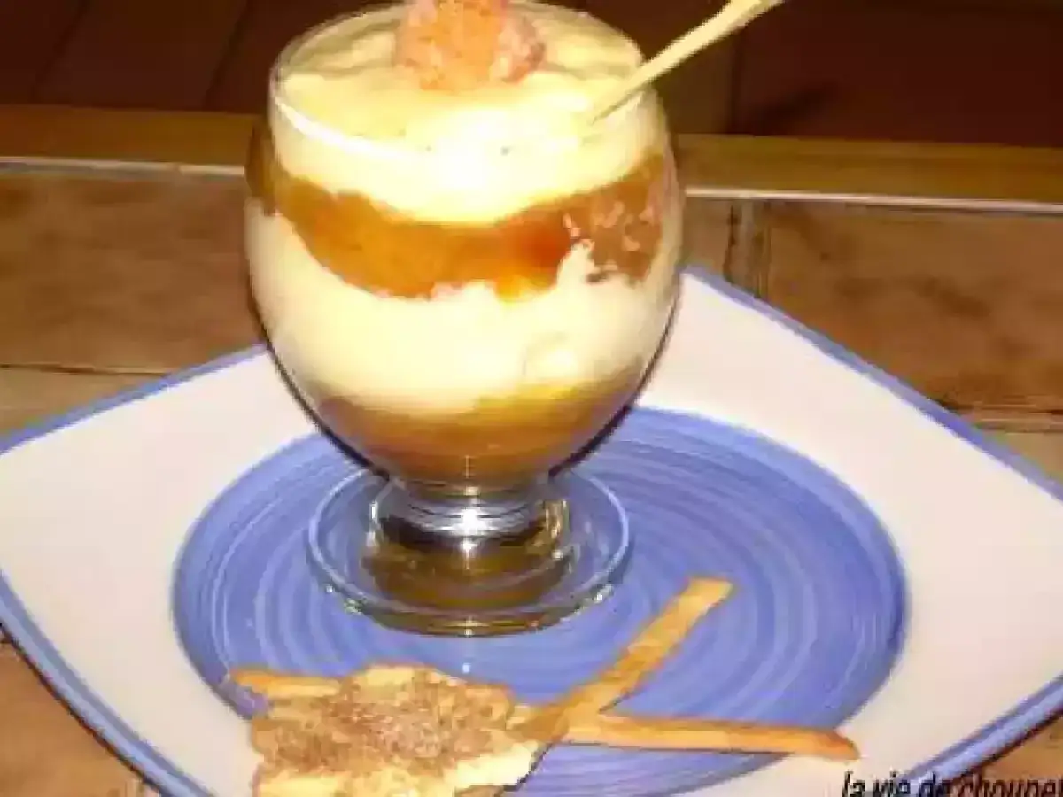 D&eacute;licieux dessert mirabelles mascarpone en verrine, garni d'une touche fruit&eacute;e et servi avec des biscuits.