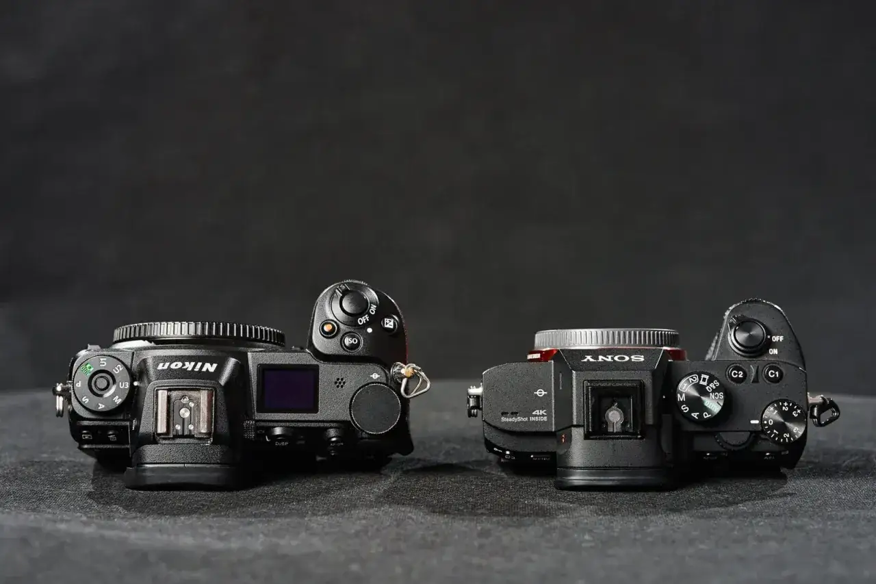 Górny widok aparatów Nikon i Sony. Którą lustrzankę wybrać?