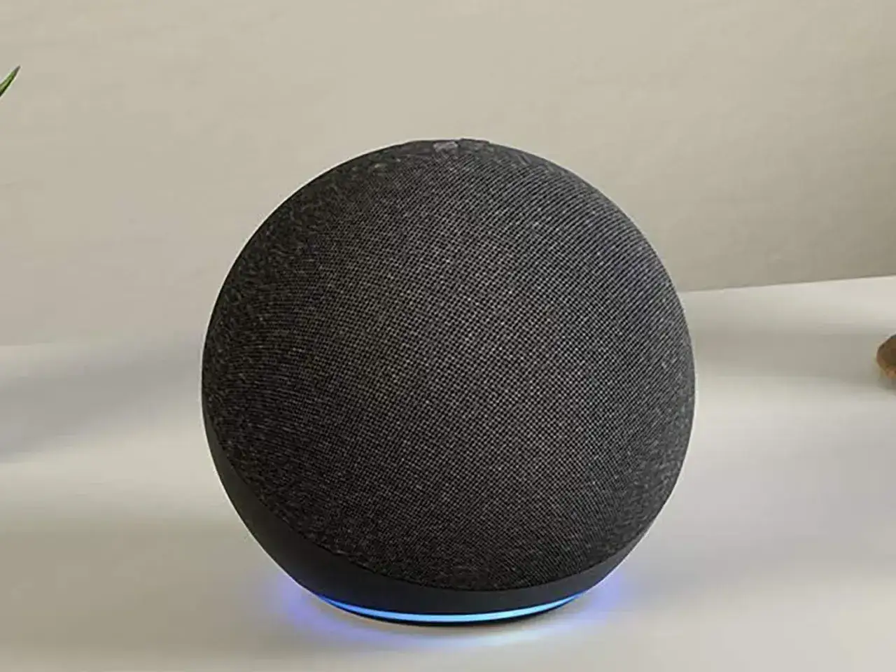 Czarny głośnik Echo Dot z niebieskim podświetleniem, gotowy do obsługi komend w języku polskim. Alexa w języku polskim działa doskonale!