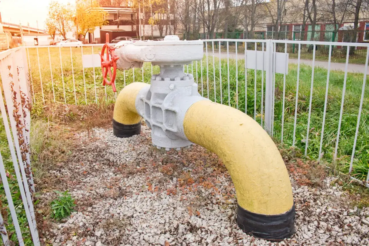 Zawór na żółtej rurze, otoczony ogrodzeniem. Brak zgody na służebność przesyłu uniemożliwia dostęp do tej infrastruktury.