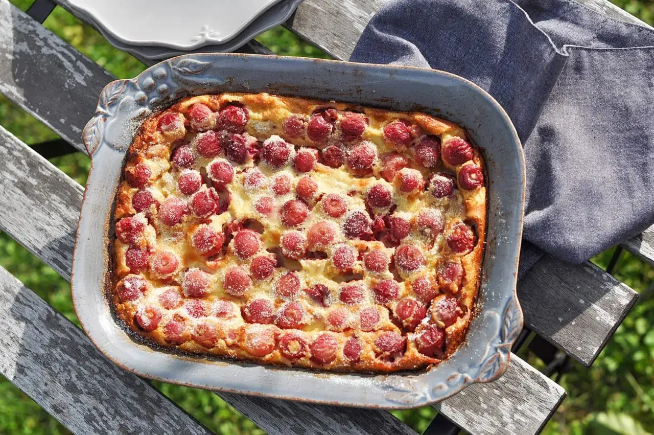 Clafoutis aux cerises tout juste sorti du four, une recette clafoutis facile et gourmande.