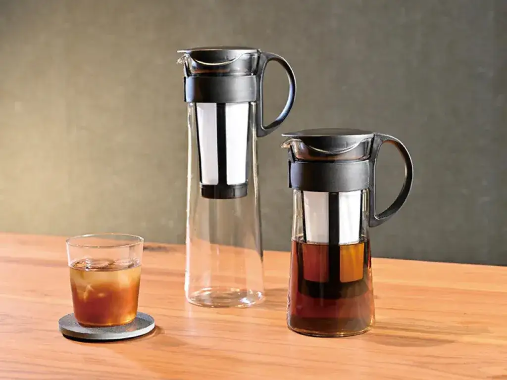 dzbanek do cold brew, herbata w słoiku z wodą
