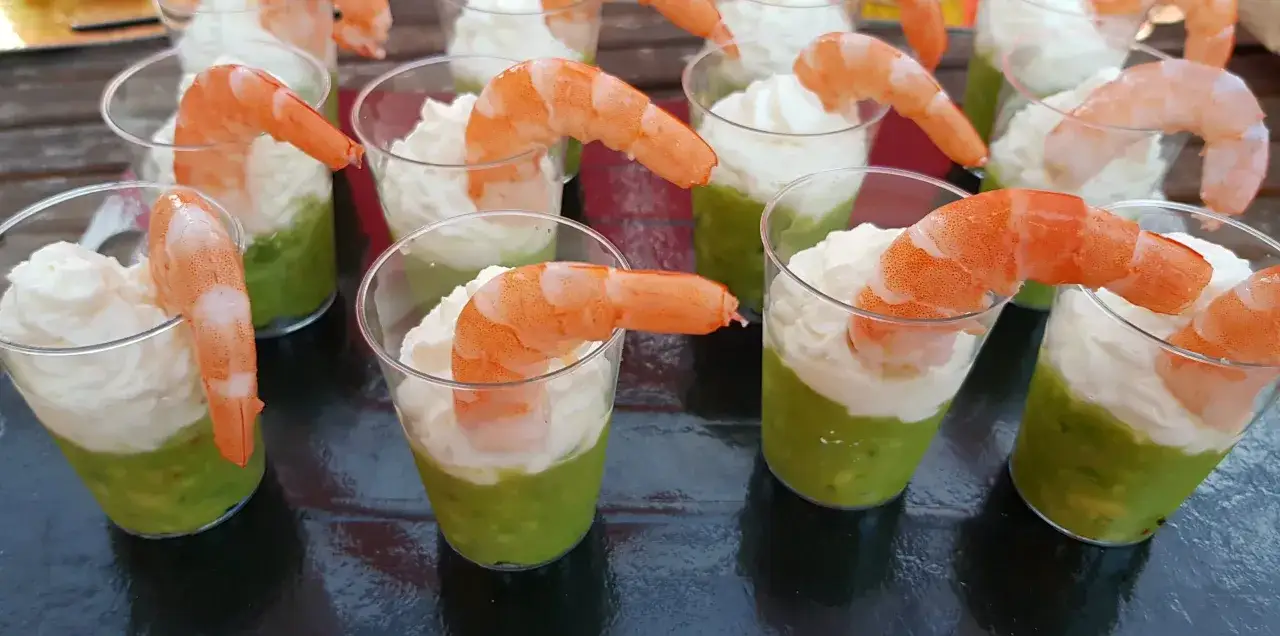 Verrines avocat crevette : une couche d'avocat &eacute;cras&eacute; surmont&eacute;e d'une mousse blanche a&eacute;rienne, d&eacute;cor&eacute;e d'une crevette rose. Parfait pour un ap&eacute;ritif frais.