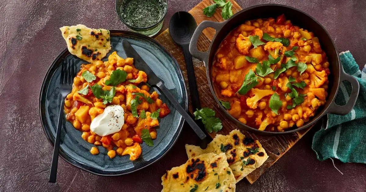 Indisches Blumenkohl-Kichererbsen-Curry in einer Pfanne