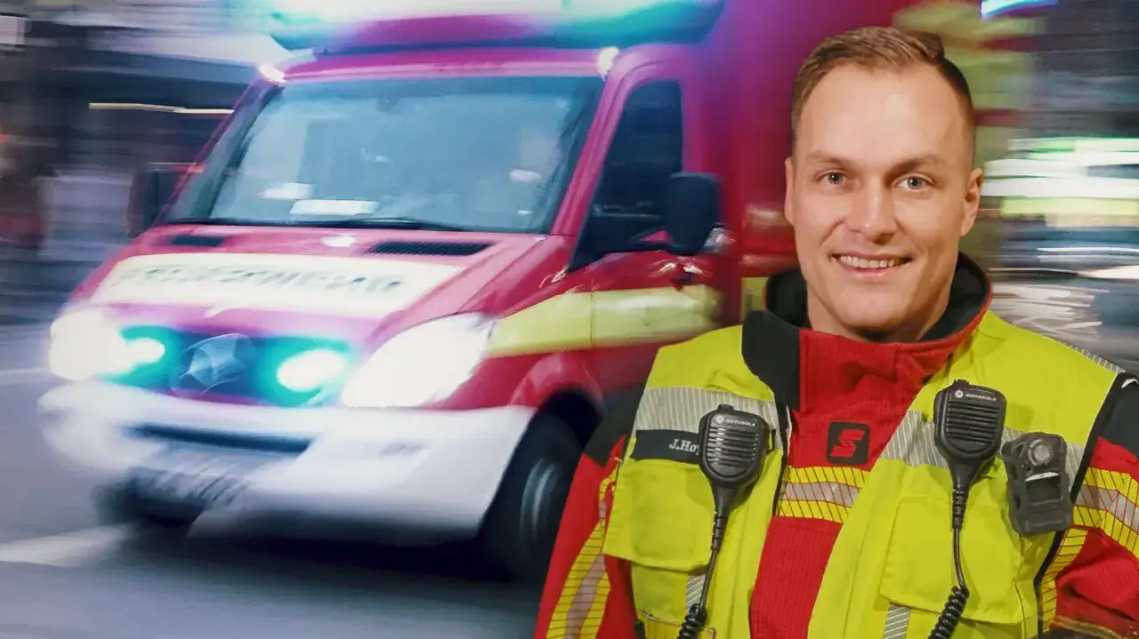 Ein l&auml;chelnder hauptamtlicher feuerwehrkommandant in Einsatzkleidung, mit einem Feuerwehrauto im Hintergrund.