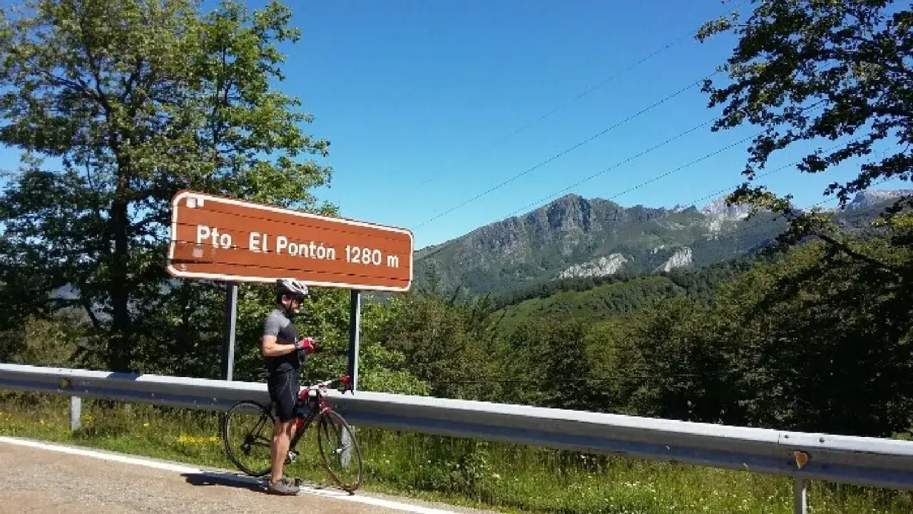 Ciclista en el Puerto El Pontón (1280 m), disfrutando del paisaje de **Cangas de Onís a Potes**.