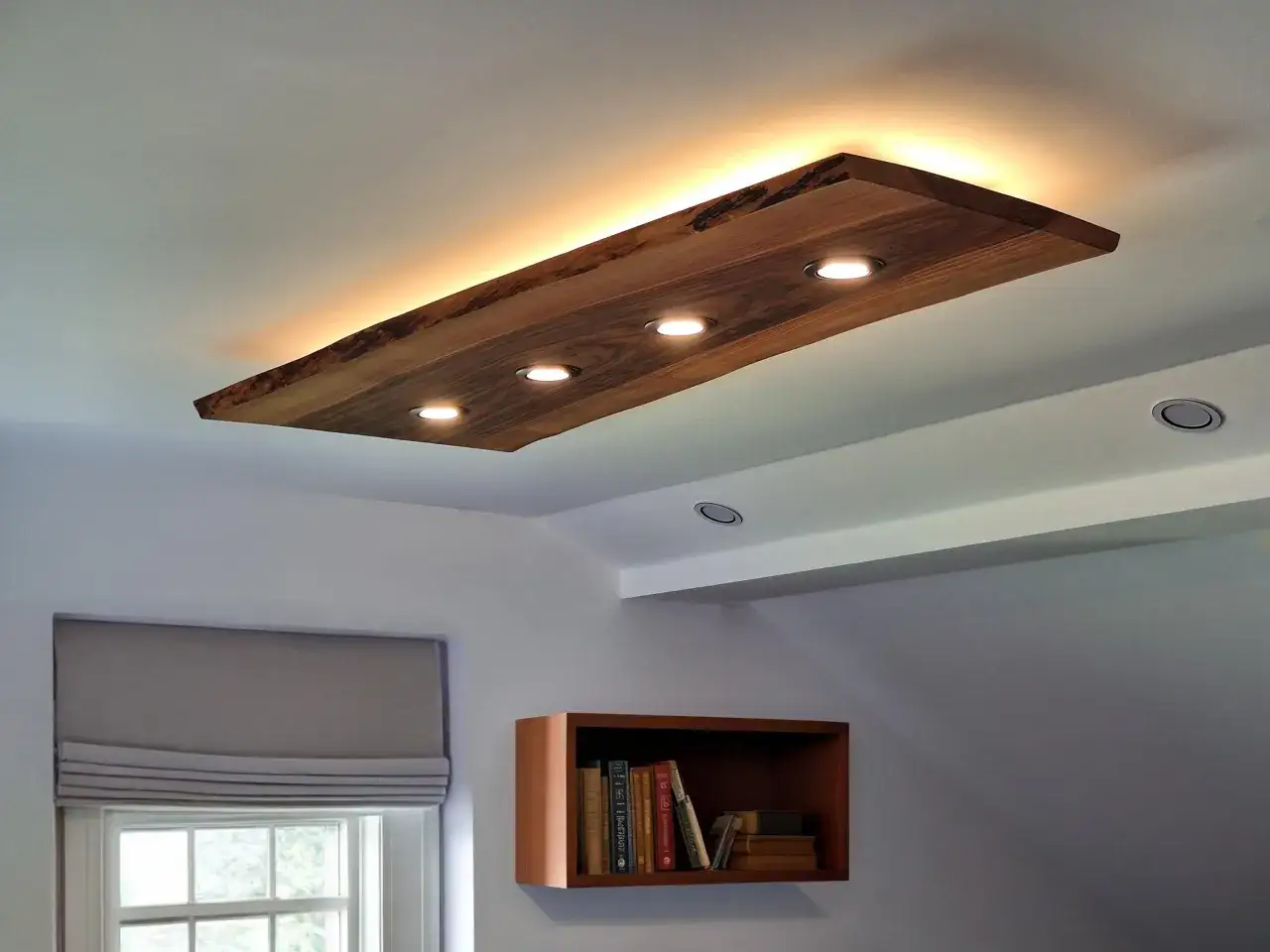 Lámpara de techo de madera rústica con focos integrados y luz ambiental cálida.