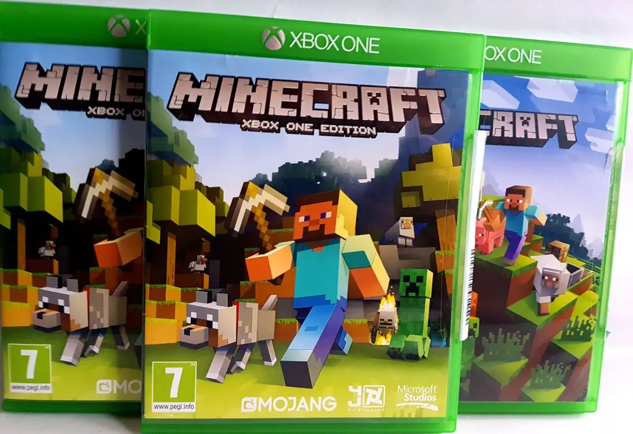 Gry na Xbox One dla dzieci: Minecraft w edycji Xbox One. Na okładce Steve z kilofem, wilk, owca i creeper.