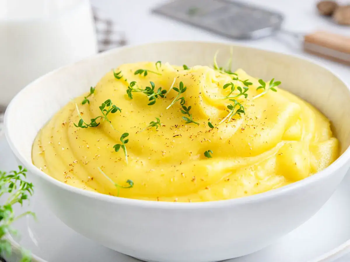 Cremiger Kartoffelbrei, perfekt zubereitet im Thermomix, garniert mit frischer Kresse.