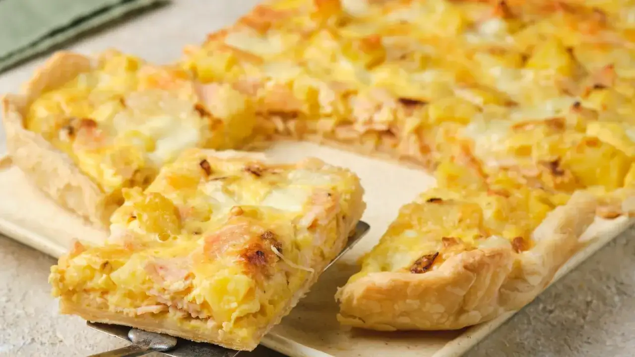 Pyszna tarta z ciasta francuskiego z ziemniakami i łososiem, idealna na szybki obiad.