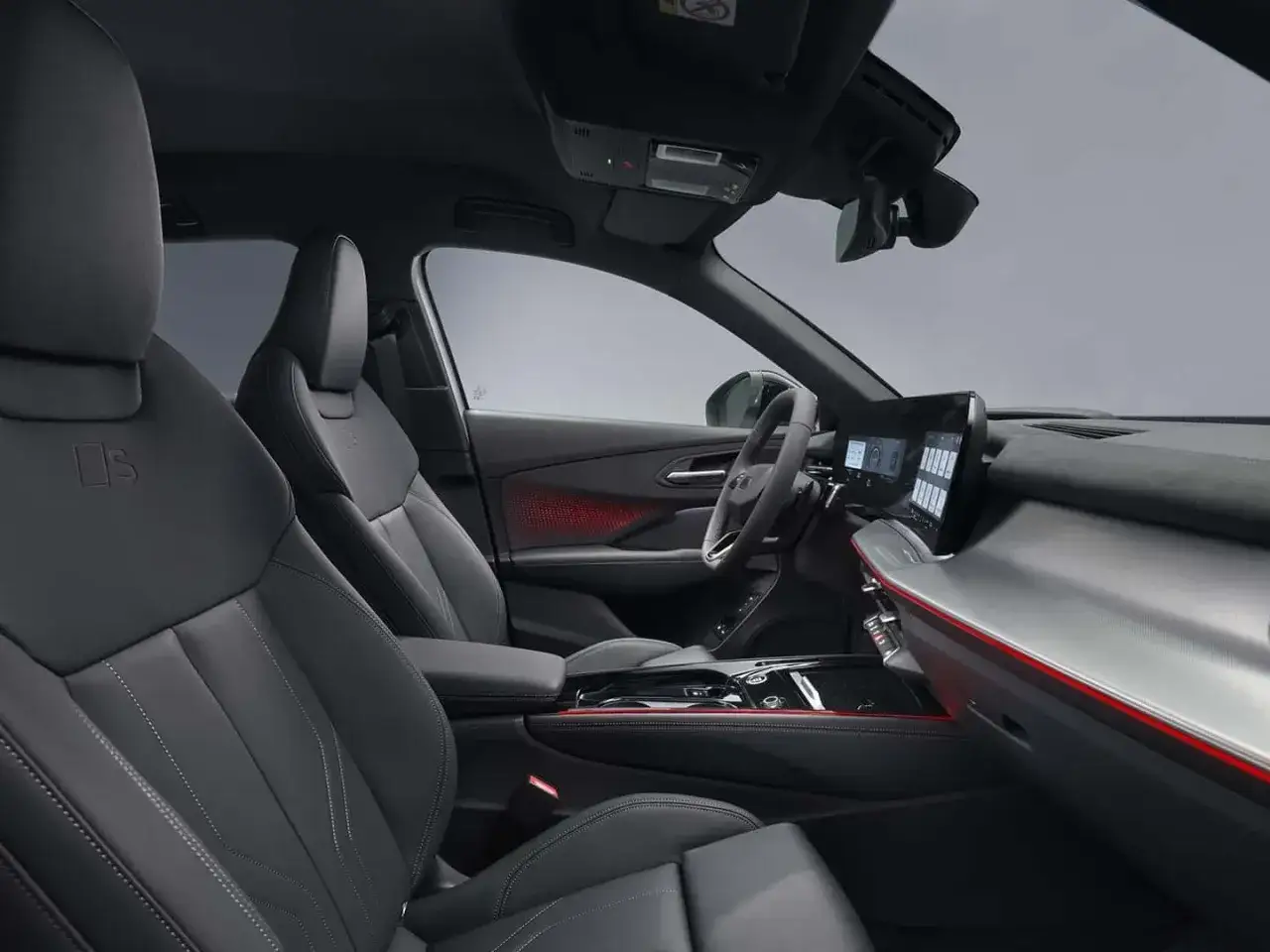 Interni sportivi e moderni dell'Audi Q3 Sportback, con sedili in pelle, illuminazione d'ambiente rossa e un ampio display digitale.