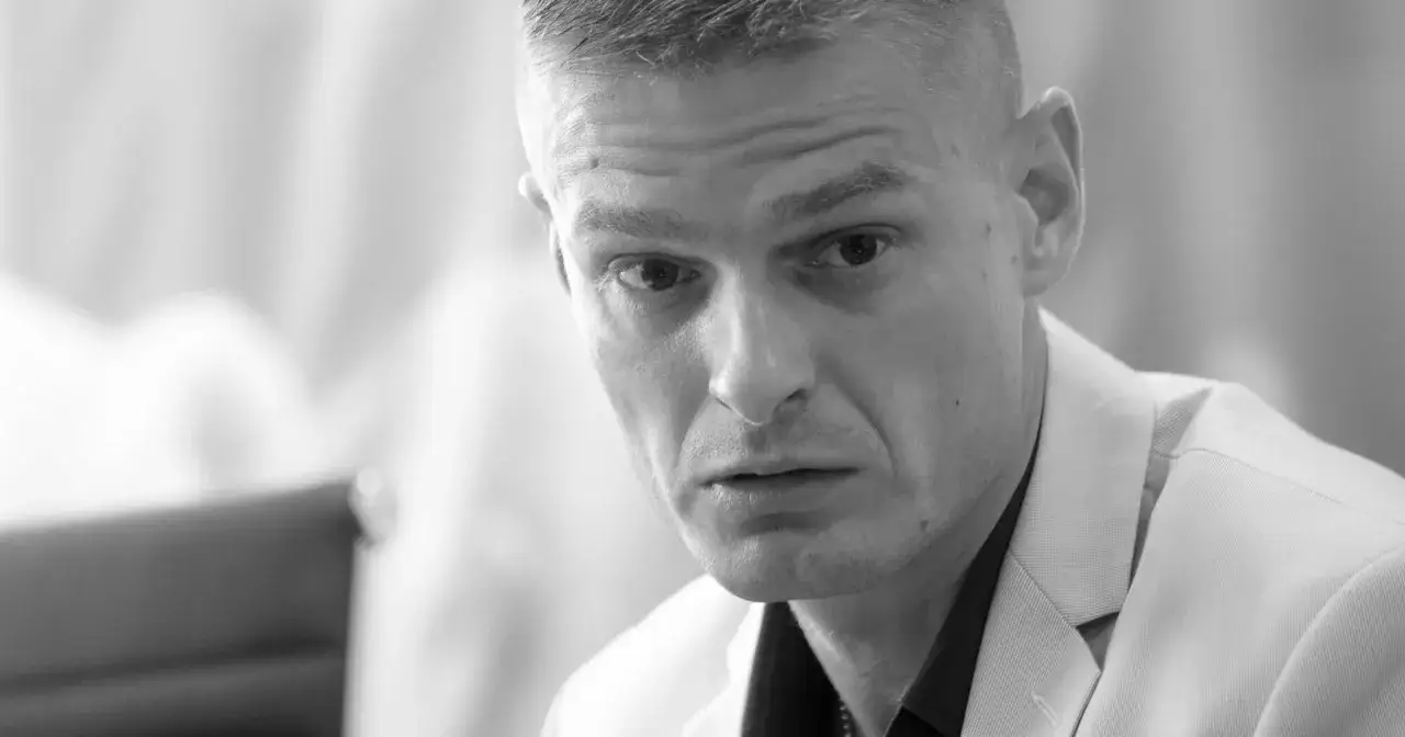 Tomasz Komenda, jego wiek i spojrzenie mówią wiele. Mężczyzna w jasnej marynarce.