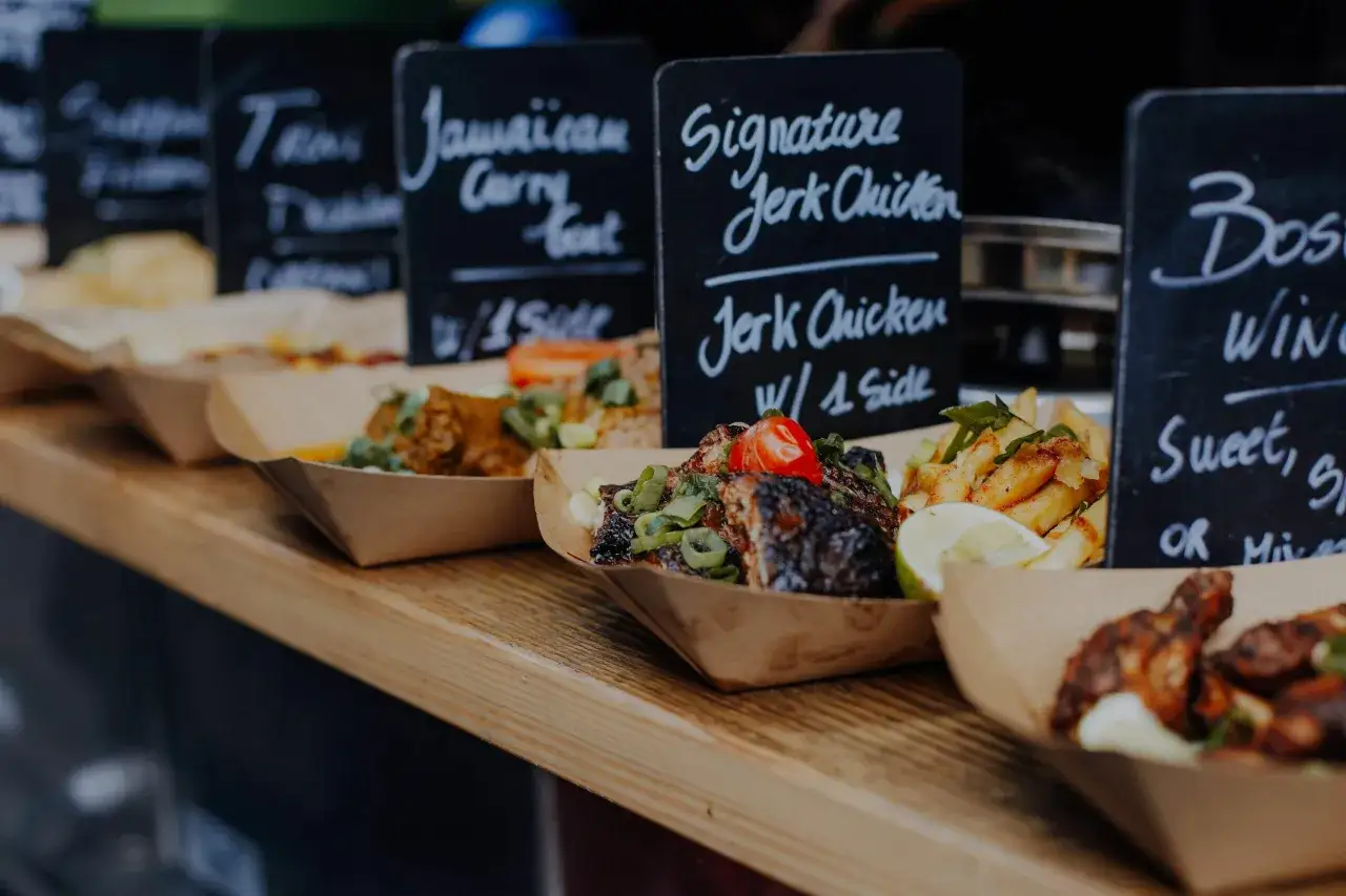 Plats savoureux &agrave; d&eacute;couvrir : poulet jerk, curry jama&iuml;cain, ailes de poulet. Id&eacute;es pour manger &agrave; Londres.