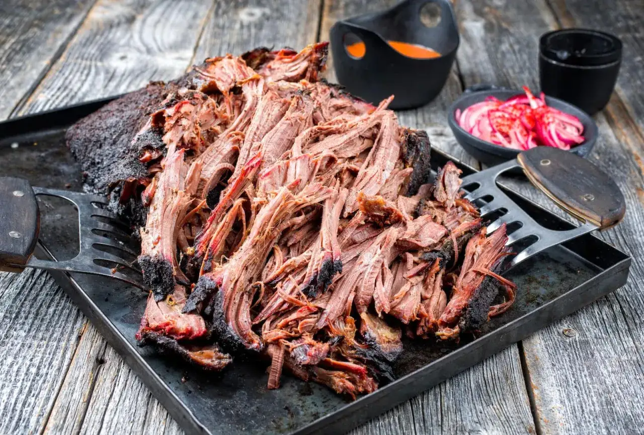 Pulled Pork: zartes, zerzupftes Rindfleisch, das langsam gegart wurde. Perfekt f&uuml;r BBQ-Fans, die wissen, welches Fleisch am besten schmeckt.