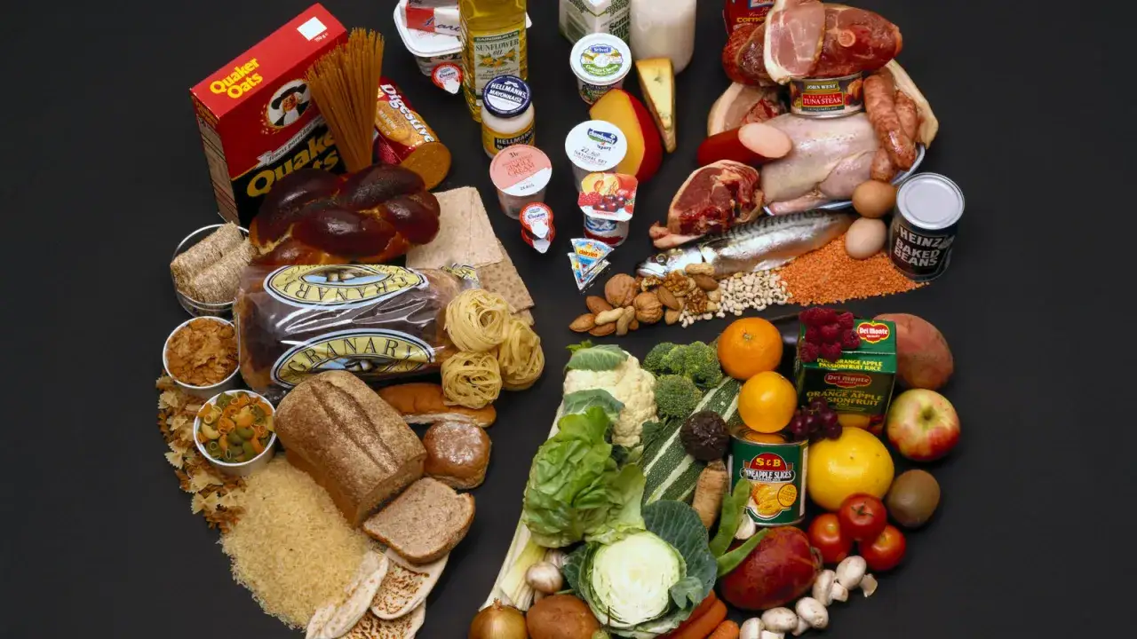 Bogactwo produktów spożywczych, od pieczywa i makaronów po mięso, ryby, warzywa i owoce, idealnych do stworzenia zdrowej diety sirtuinowej.