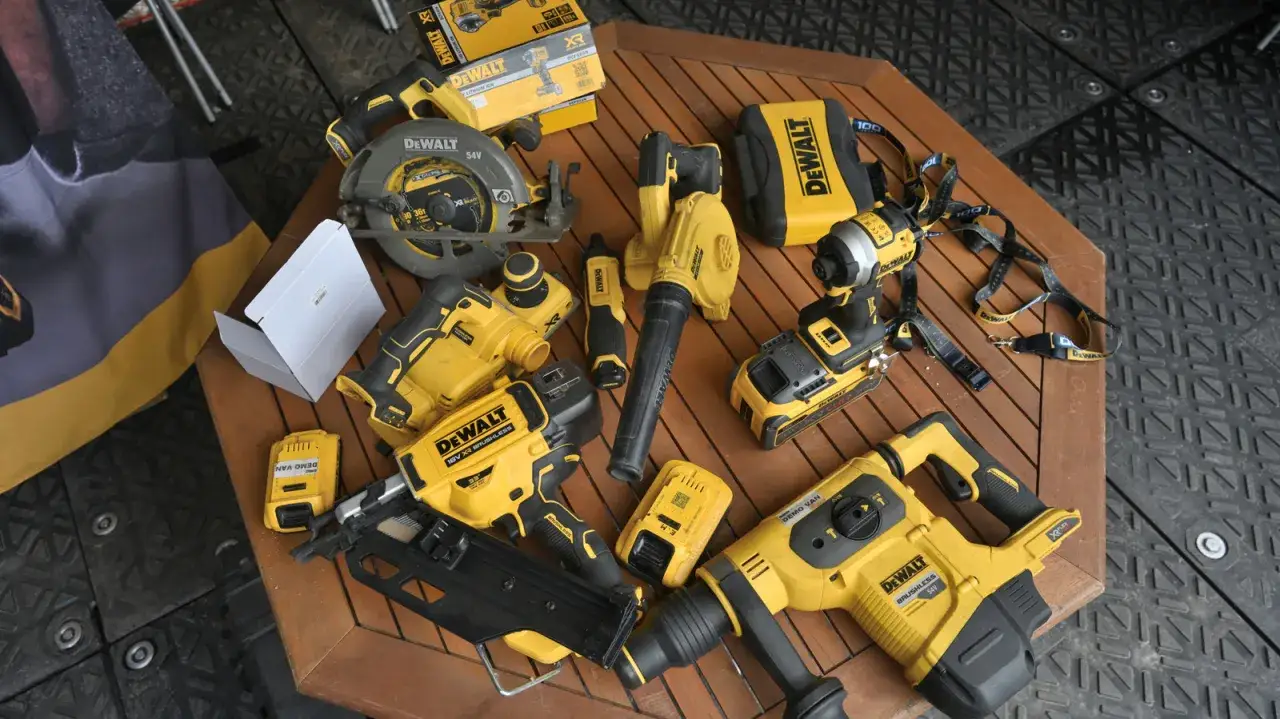 Ensemble d'outils Dewalt origine : scie circulaire, visseuse, souffleur, cloueuse, perforateur et batteries, prêts pour le travail.
