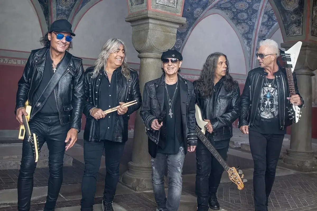 Les membres de Scorpions, groupe de rock légendaire, posent ensemble, prêts à enflammer la scène.