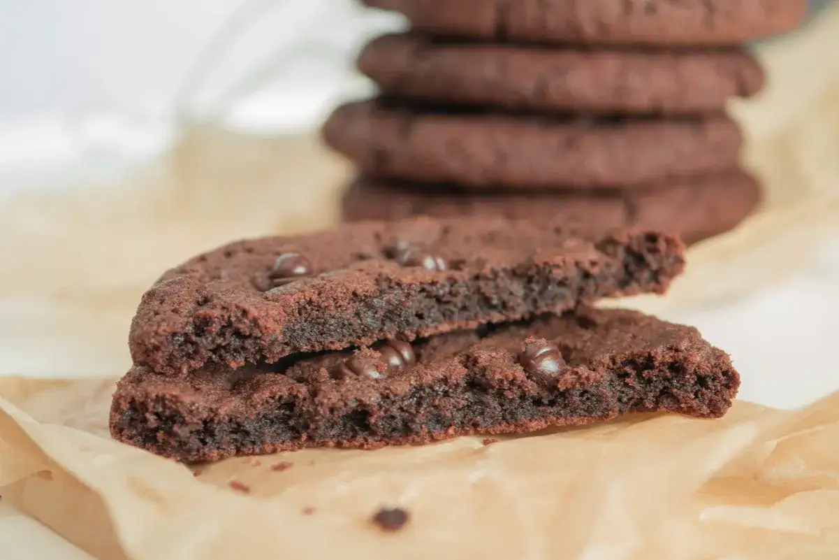 Przepis na chocolate chip cookies: pyszne, ciemne ciasteczka z kawałkami czekolady, idealne na deser.