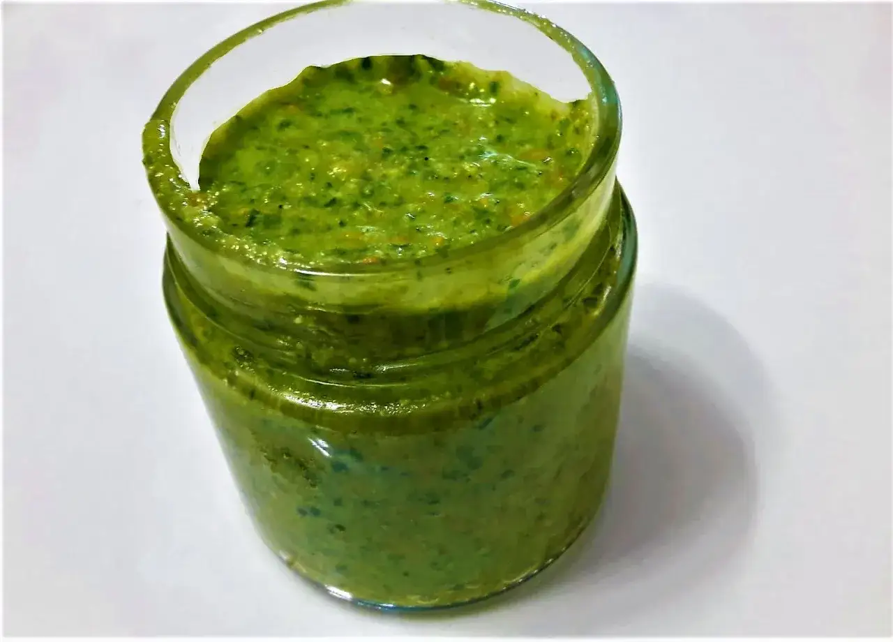 Un vasetto di pesto di basilico fatto in casa con il Bimby, pronto per condire la pasta.