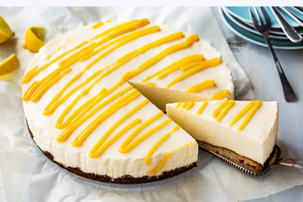 Cremiger Käsekuchen mit Zitronenstreifen, ein köstliches Rezept mit Lemon Curd. Frisch, fruchtig und unwiderstehlich.