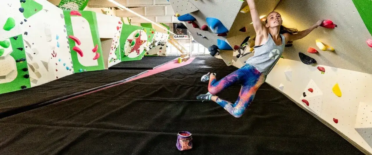 Eine Frau klettert in der Boulderhalle 