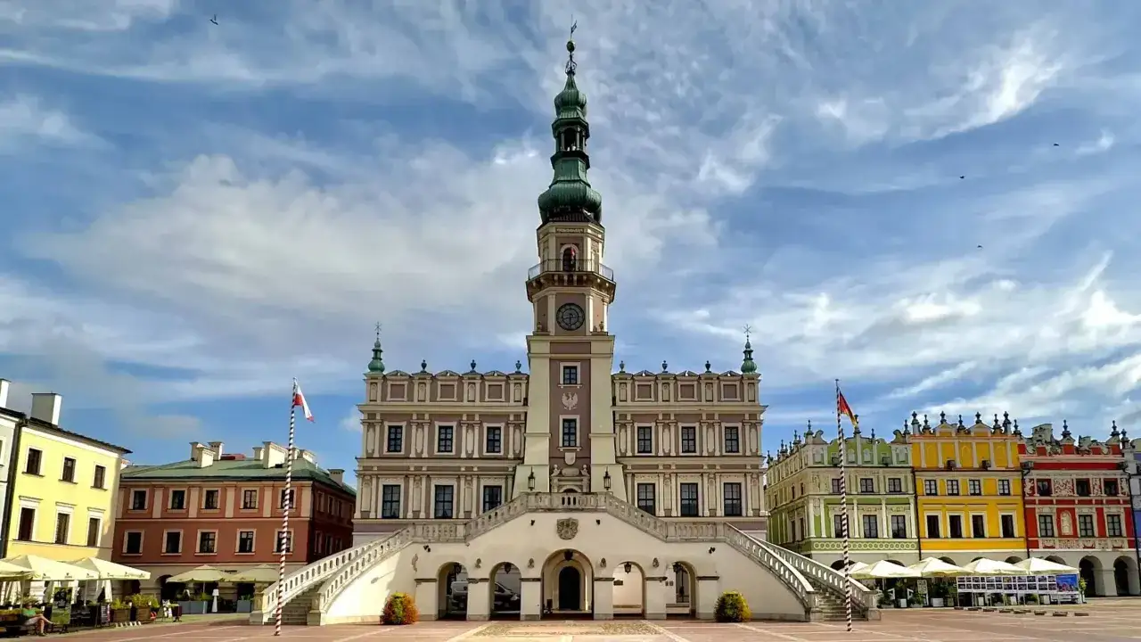 Ratusz i kolorowe kamieniczki na Rynku Wielkim w Zamościu. To idealne miejsce, by poczuć atmosferę miasta i zobaczyć, co można zwiedzić w Zamościu.