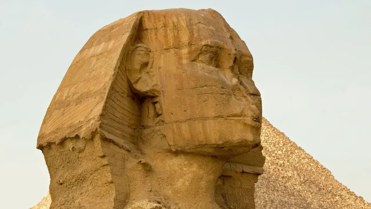 Die Große Sphinx von Gizeh, ein steinernes Rätsel. Warum hat die Sphinx keine Nase? Vielleicht hat sie sie beim Blick in die Ewigkeit verloren.