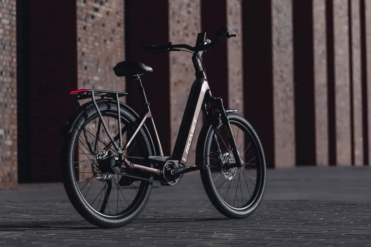 Elegancki rower elektryczny ROMET, idealny wybór, jeśli szukasz jaki rower elektryczny do 5000. Stylowy design i praktyczne rozwiązania.