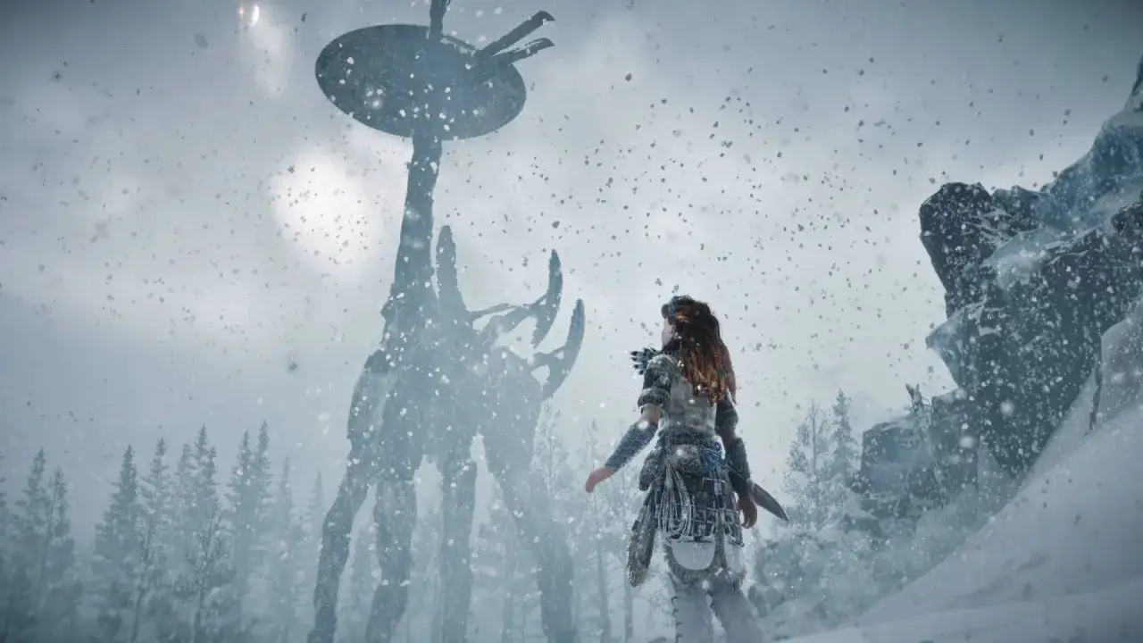 Aloy w śnieżnym krajobrazie Horizon Zero Dawn patrzy na gigantyczną maszynę. To jeden z wielu wrogów, których pokonanie przynosi cenne trofea.