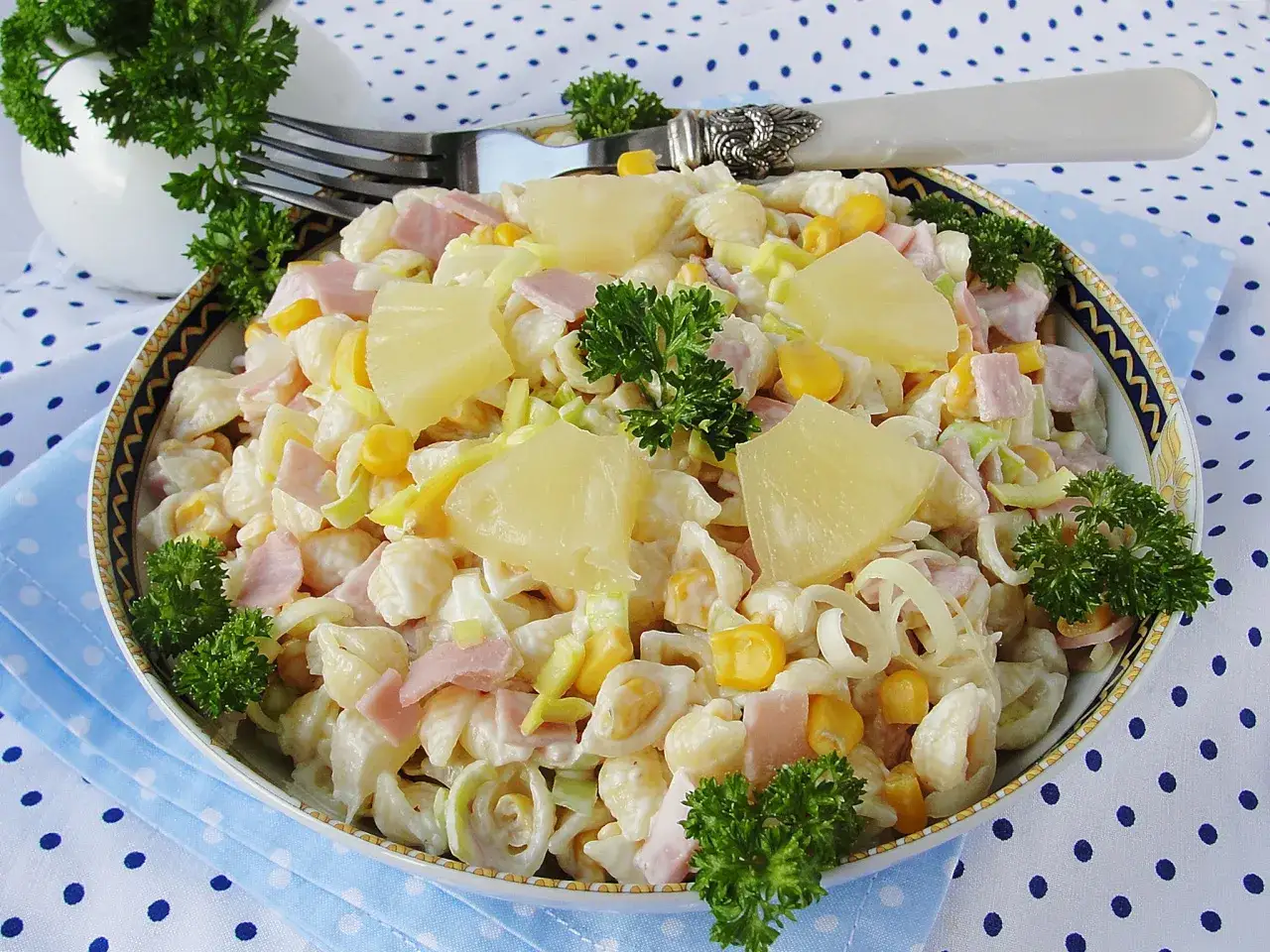 sałatka z makaronem i ananasem