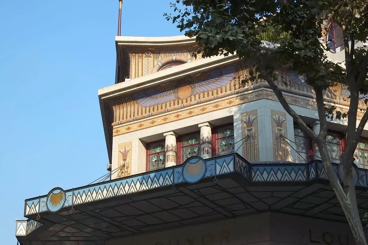 Fa&ccedil;ade Art D&eacute;co aux motifs &eacute;gyptiens, avec des ailes stylis&eacute;es et des lotus. Un b&acirc;timent qui semble tout droit sorti des dates de l'Art D&eacute;co.
