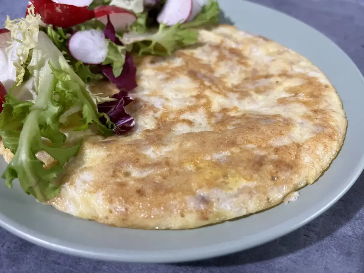 Omlet z sałatką z rzodkiewką, idealny na lekkie śniadanie w ramach diety SIBO.
