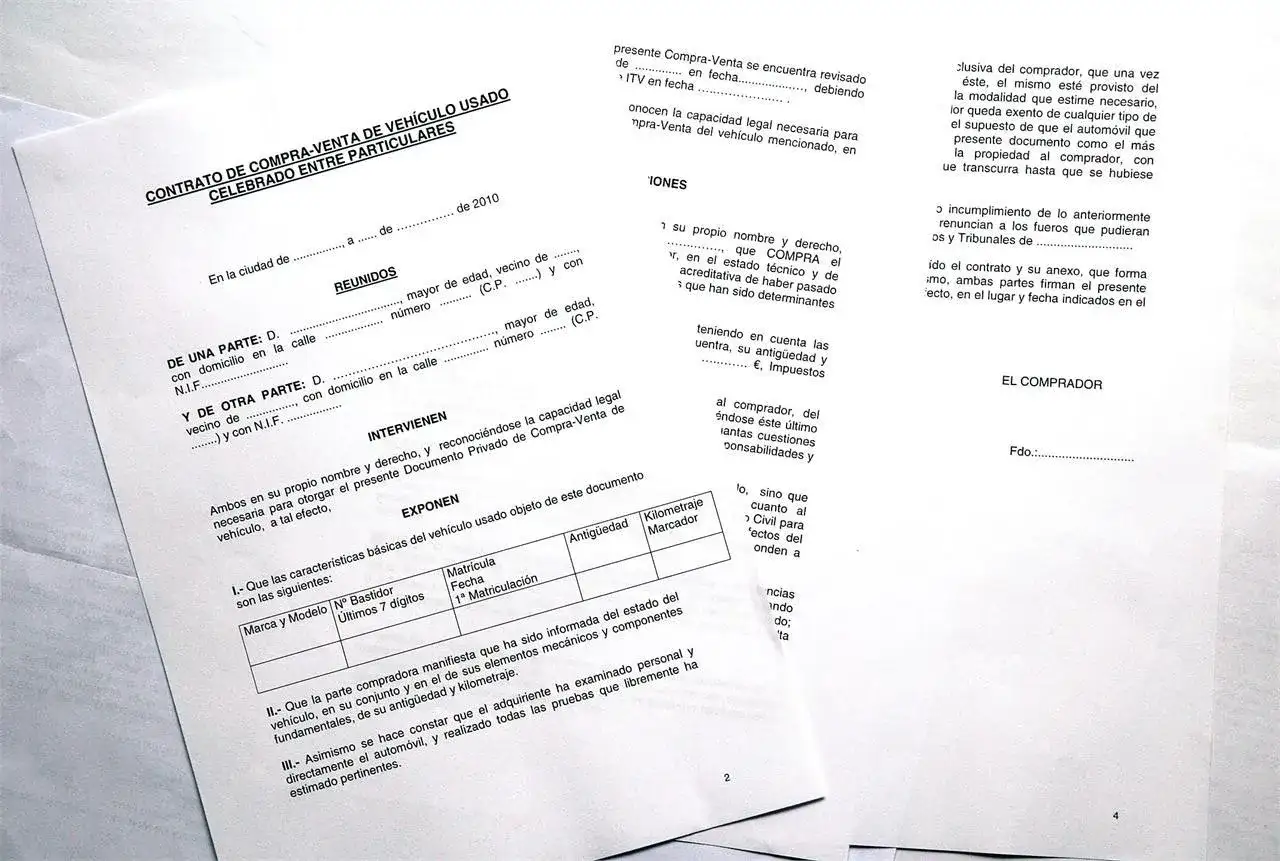 Contrato de compraventa de vehículo usado entre particulares. Incluye datos del vendedor, comprador, características del coche y cláusulas.