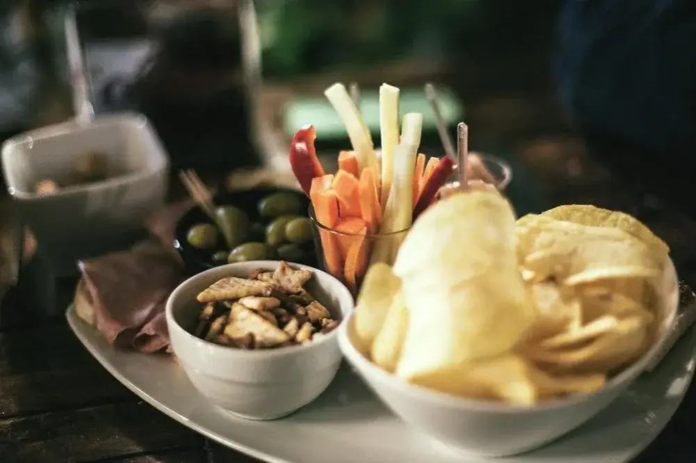 Zdjęcie Co to jest tapas bar? Odkryj smakowite przekąski i kulturę społeczną
