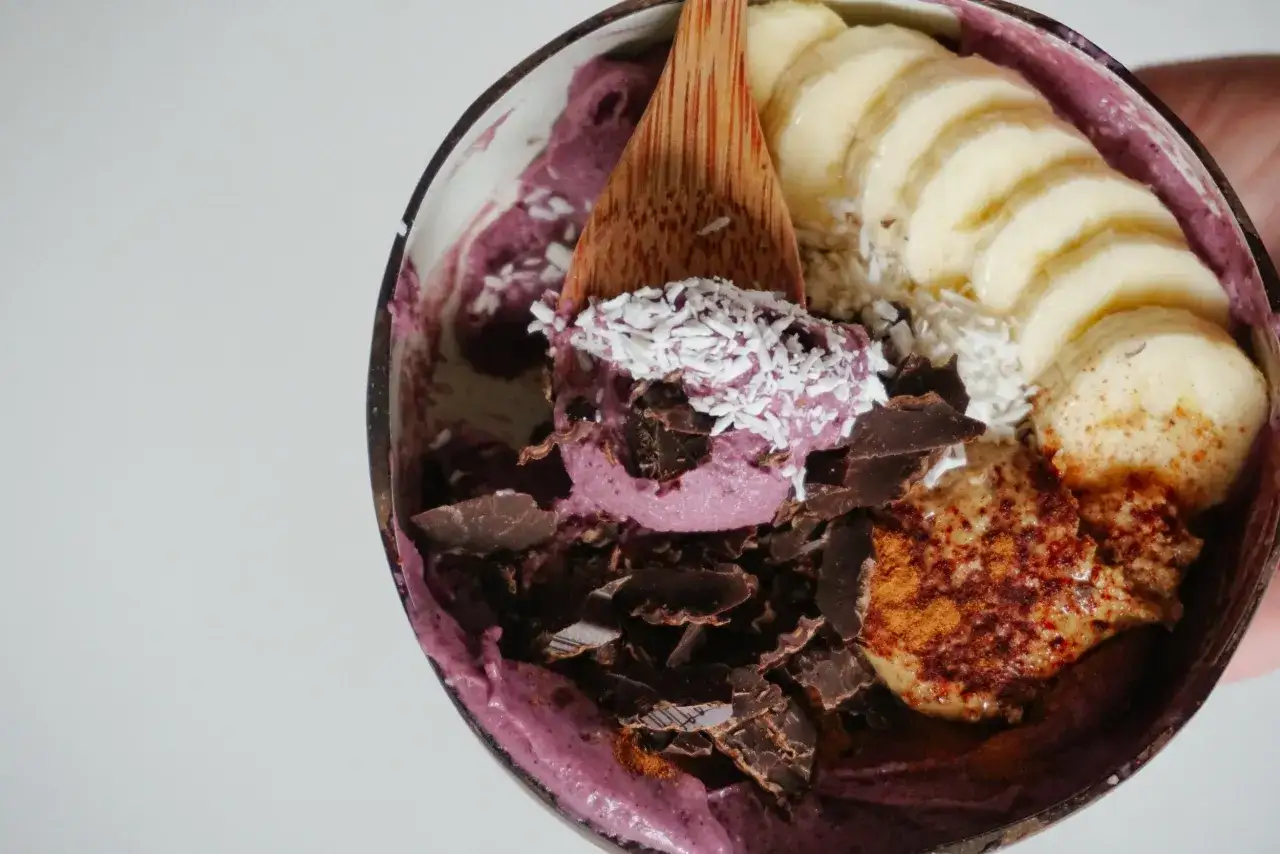 En läcker acai bowl med banan, kokosflingor och mörk choklad. En perfekt start på dagen!