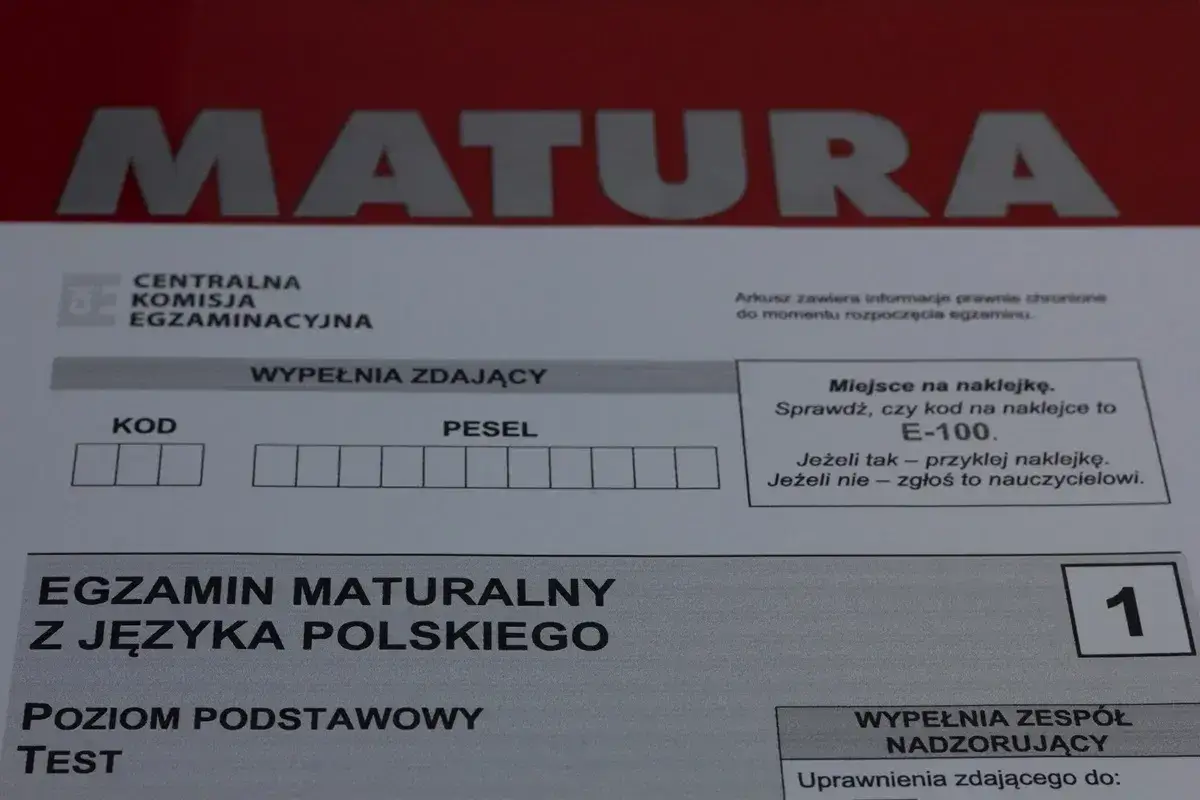 Arkusz egzaminacyjny z języka polskiego, poziom podstawowy. To ważny dokument, który pomoże Ci przygotować się do matury i wybrać odpowiednie tematy rozprawek maturalnych.