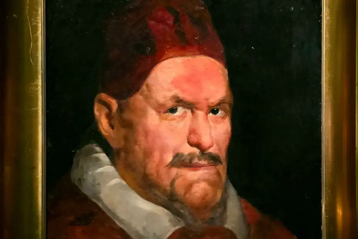 Portret papieża Innocentego X, z charakterystycznym czerwonym nakryciem głowy i surowym spojrzeniem.