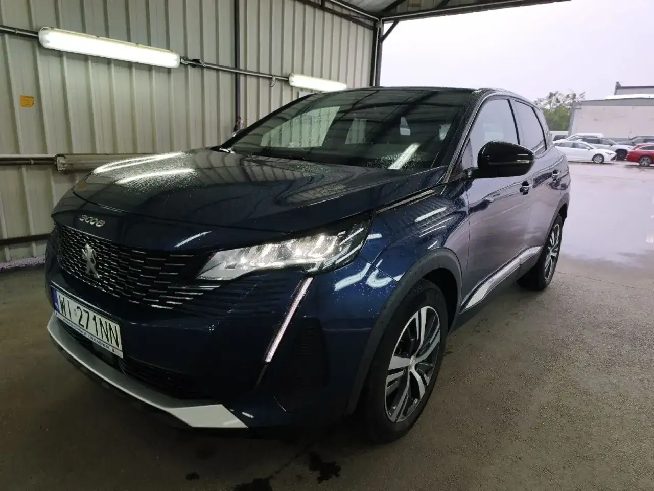 Ciemnoniebieski Peugeot 3008 błyszczy po umyciu. Idealny wybór na peugeot leasing.