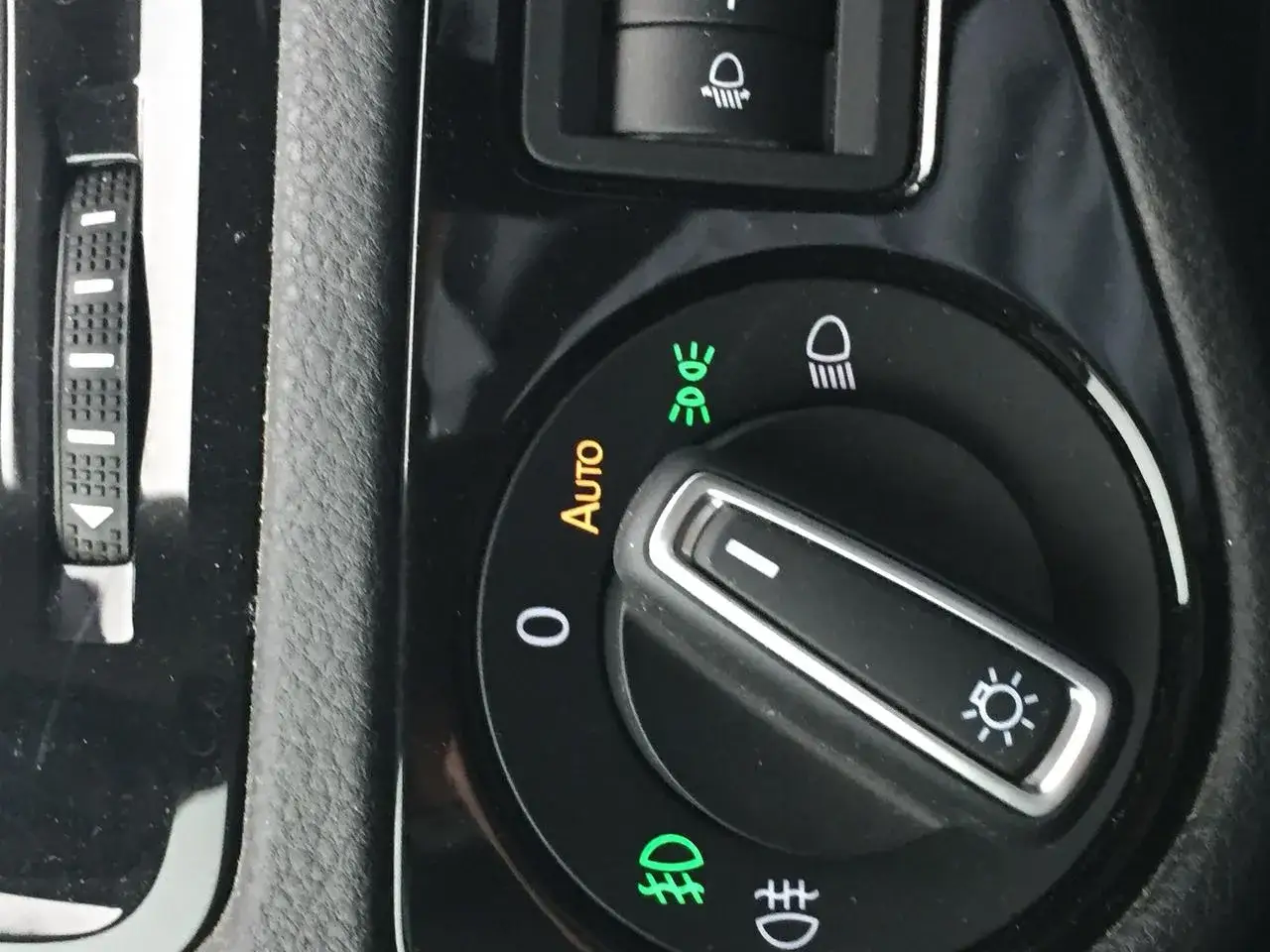 Manopola luci auto con spia fendinebbia accesa.