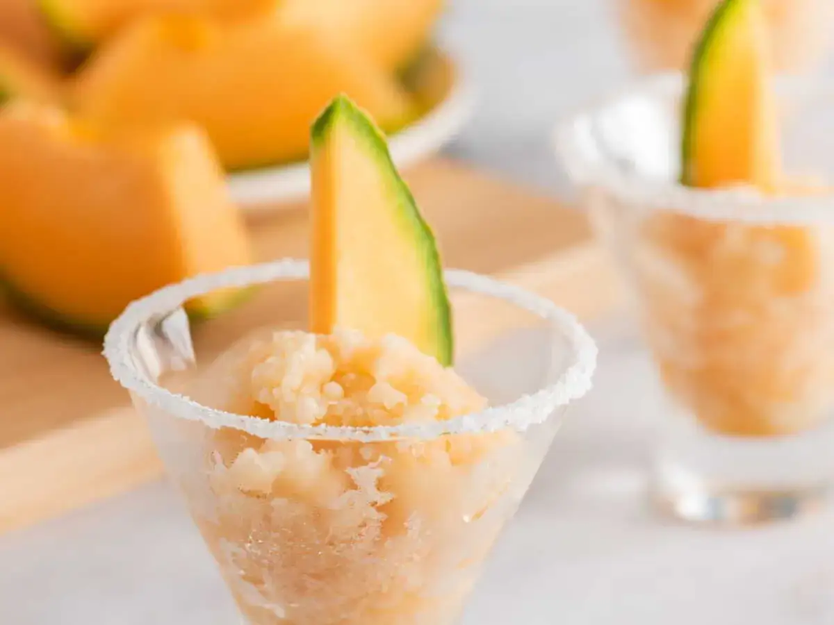 Un d&eacute;licieux dessert au melon rapide et facile, servi dans des verres givr&eacute;s avec une tranche de melon frais.