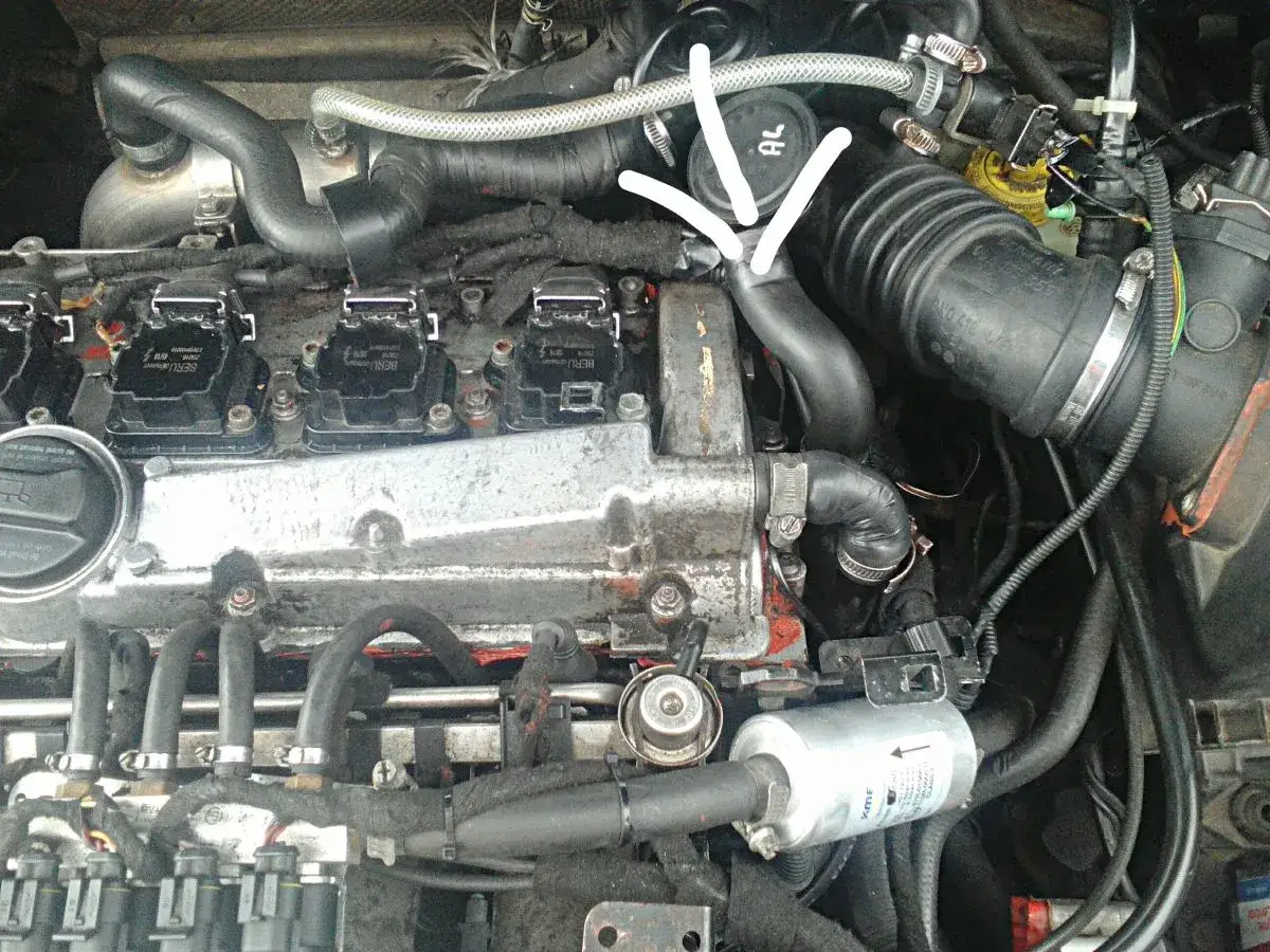 Silnik Audi A3 8L 1.6, widoczna odma. Objawy problemów z odmą mogą być różne, np. ubytki oleju.